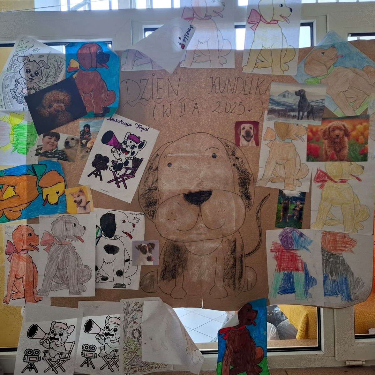 Z okazji Dnia Kundelka w naszej placówce odbyła się zbiórka karmy dla potrzebujących czworonogów. Dzięki ogromnemu zaangażowaniu dzieci i wsparciu rodziców udało się zebrać imponującą ilość darów, które trafiły do pobliskiego schroniska.

Z tej okazji dzieci z wielkim entuzjazmem przygotowały również piękne prace plastyczne inspirowane psimi przyjaciółmi. Ich wystawa ozdobiła sale i korytarze, wprowadzając wszystkich w radosny, psi klimat.

Serdecznie dziękujemy wszystkim darczyńcom za otwarte serca, życzliwość i wspólne świętowanie tego wyjątkowego dnia.