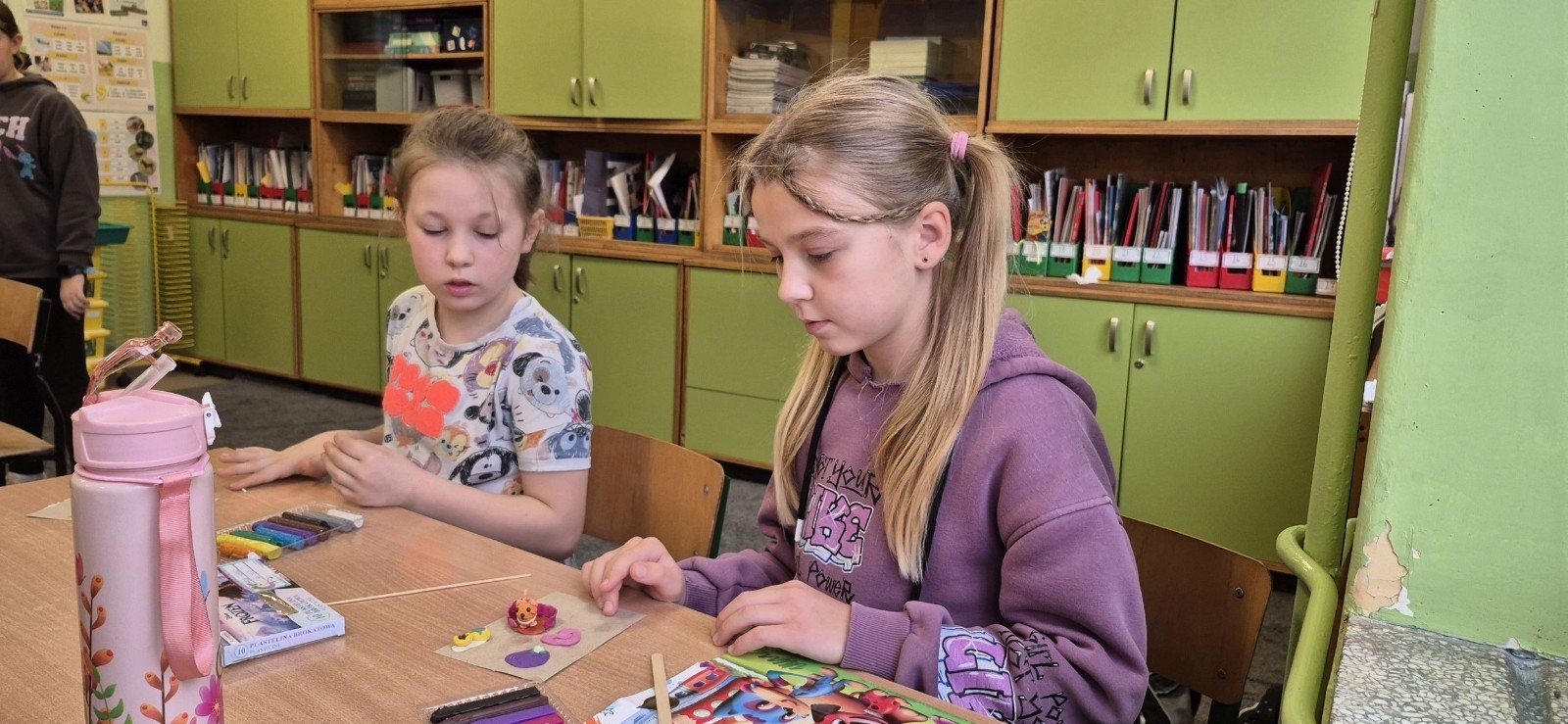 Z okazji Dnia Kundelka w naszej placówce odbyła się zbiórka karmy dla potrzebujących czworonogów. Dzięki ogromnemu zaangażowaniu dzieci i wsparciu rodziców udało się zebrać imponującą ilość darów, które trafiły do pobliskiego schroniska.

Z tej okazji dzieci z wielkim entuzjazmem przygotowały również piękne prace plastyczne inspirowane psimi przyjaciółmi. Ich wystawa ozdobiła sale i korytarze, wprowadzając wszystkich w radosny, psi klimat.

Serdecznie dziękujemy wszystkim darczyńcom za otwarte serca, życzliwość i wspólne świętowanie tego wyjątkowego dnia.