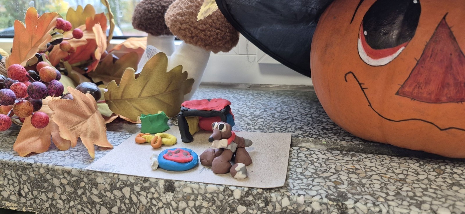 Z okazji Dnia Kundelka w naszej placówce odbyła się zbiórka karmy dla potrzebujących czworonogów. Dzięki ogromnemu zaangażowaniu dzieci i wsparciu rodziców udało się zebrać imponującą ilość darów, które trafiły do pobliskiego schroniska.

Z tej okazji dzieci z wielkim entuzjazmem przygotowały również piękne prace plastyczne inspirowane psimi przyjaciółmi. Ich wystawa ozdobiła sale i korytarze, wprowadzając wszystkich w radosny, psi klimat.

Serdecznie dziękujemy wszystkim darczyńcom za otwarte serca, życzliwość i wspólne świętowanie tego wyjątkowego dnia.