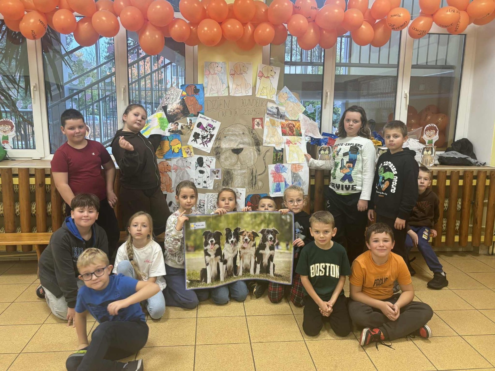 Z okazji Dnia Kundelka w naszej placówce odbyła się zbiórka karmy dla potrzebujących czworonogów. Dzięki ogromnemu zaangażowaniu dzieci i wsparciu rodziców udało się zebrać imponującą ilość darów, które trafiły do pobliskiego schroniska.

Z tej okazji dzieci z wielkim entuzjazmem przygotowały również piękne prace plastyczne inspirowane psimi przyjaciółmi. Ich wystawa ozdobiła sale i korytarze, wprowadzając wszystkich w radosny, psi klimat.

Serdecznie dziękujemy wszystkim darczyńcom za otwarte serca, życzliwość i wspólne świętowanie tego wyjątkowego dnia.