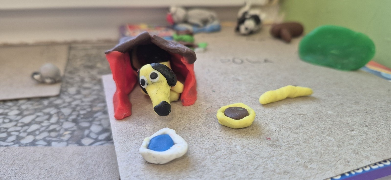 Z okazji Dnia Kundelka w naszej placówce odbyła się zbiórka karmy dla potrzebujących czworonogów. Dzięki ogromnemu zaangażowaniu dzieci i wsparciu rodziców udało się zebrać imponującą ilość darów, które trafiły do pobliskiego schroniska.

Z tej okazji dzieci z wielkim entuzjazmem przygotowały również piękne prace plastyczne inspirowane psimi przyjaciółmi. Ich wystawa ozdobiła sale i korytarze, wprowadzając wszystkich w radosny, psi klimat.

Serdecznie dziękujemy wszystkim darczyńcom za otwarte serca, życzliwość i wspólne świętowanie tego wyjątkowego dnia.