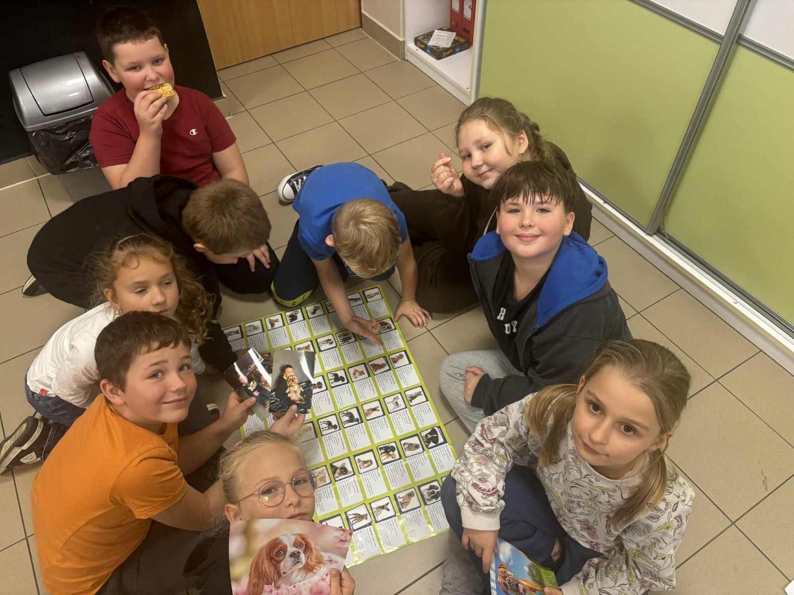 Z okazji Dnia Kundelka w naszej placówce odbyła się zbiórka karmy dla potrzebujących czworonogów. Dzięki ogromnemu zaangażowaniu dzieci i wsparciu rodziców udało się zebrać imponującą ilość darów, które trafiły do pobliskiego schroniska.

Z tej okazji dzieci z wielkim entuzjazmem przygotowały również piękne prace plastyczne inspirowane psimi przyjaciółmi. Ich wystawa ozdobiła sale i korytarze, wprowadzając wszystkich w radosny, psi klimat.

Serdecznie dziękujemy wszystkim darczyńcom za otwarte serca, życzliwość i wspólne świętowanie tego wyjątkowego dnia.