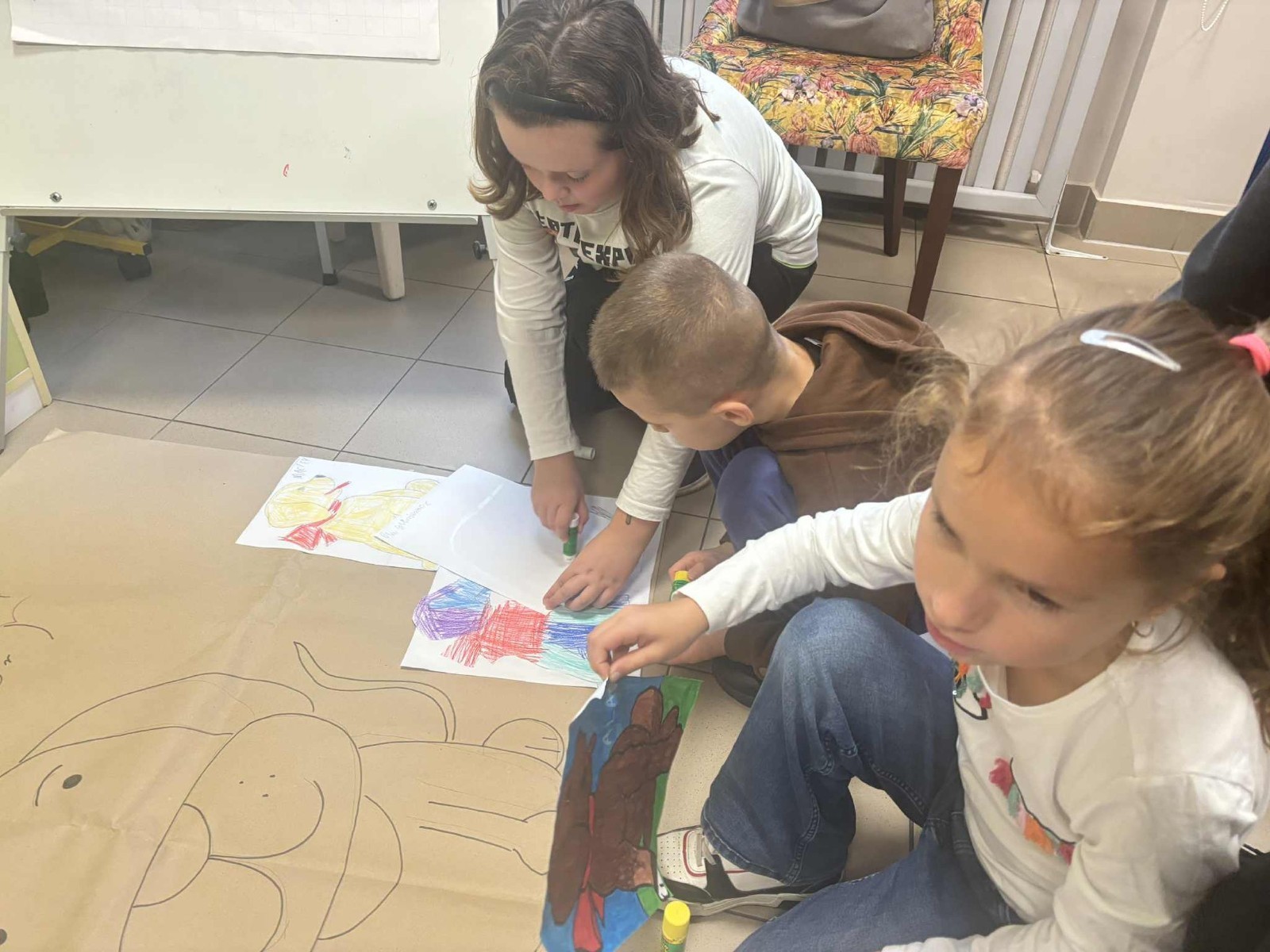 Z okazji Dnia Kundelka w naszej placówce odbyła się zbiórka karmy dla potrzebujących czworonogów. Dzięki ogromnemu zaangażowaniu dzieci i wsparciu rodziców udało się zebrać imponującą ilość darów, które trafiły do pobliskiego schroniska.

Z tej okazji dzieci z wielkim entuzjazmem przygotowały również piękne prace plastyczne inspirowane psimi przyjaciółmi. Ich wystawa ozdobiła sale i korytarze, wprowadzając wszystkich w radosny, psi klimat.

Serdecznie dziękujemy wszystkim darczyńcom za otwarte serca, życzliwość i wspólne świętowanie tego wyjątkowego dnia.