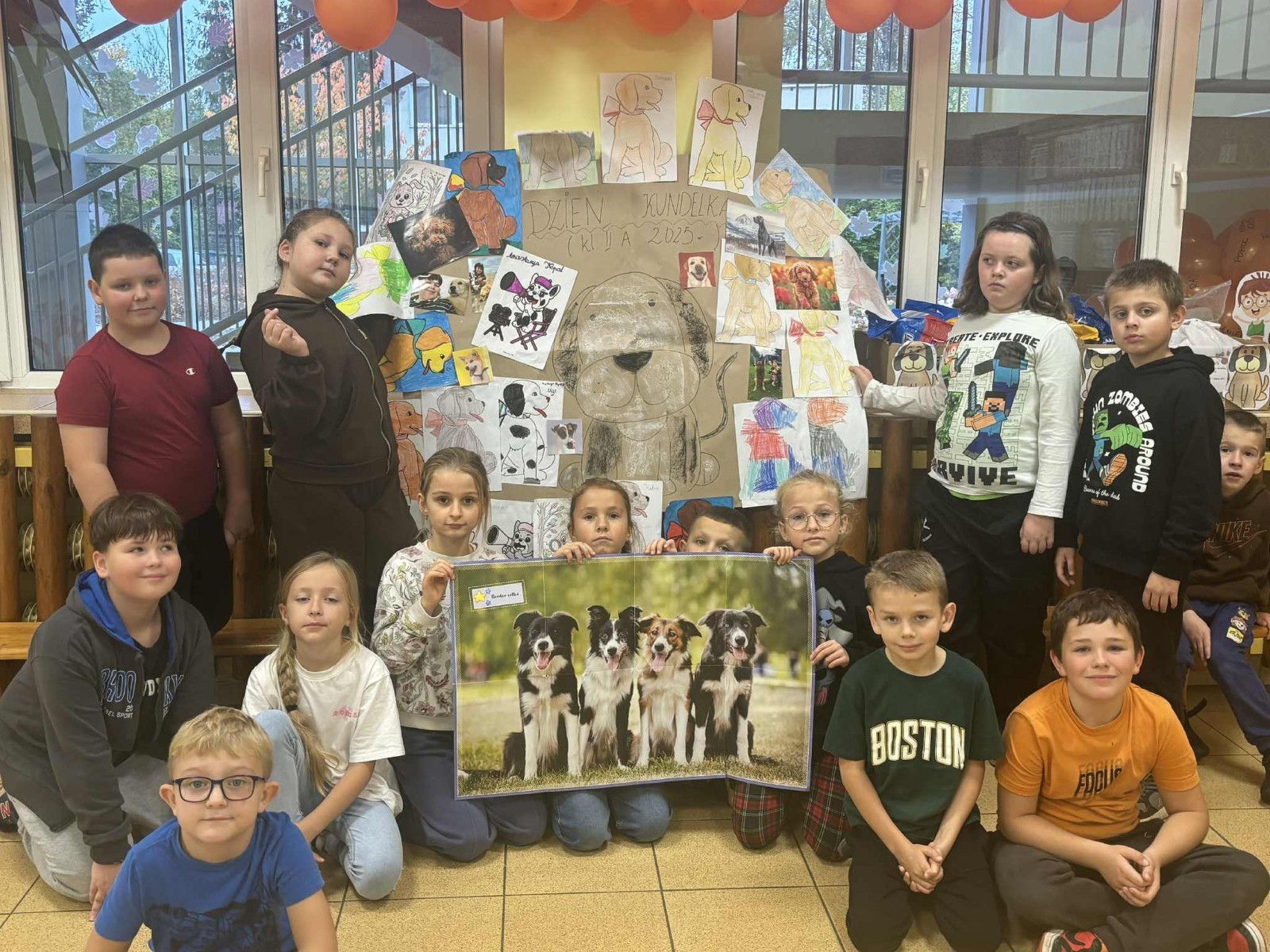 Z okazji Dnia Kundelka w naszej placówce odbyła się zbiórka karmy dla potrzebujących czworonogów. Dzięki ogromnemu zaangażowaniu dzieci i wsparciu rodziców udało się zebrać imponującą ilość darów, które trafiły do pobliskiego schroniska.

Z tej okazji dzieci z wielkim entuzjazmem przygotowały również piękne prace plastyczne inspirowane psimi przyjaciółmi. Ich wystawa ozdobiła sale i korytarze, wprowadzając wszystkich w radosny, psi klimat.

Serdecznie dziękujemy wszystkim darczyńcom za otwarte serca, życzliwość i wspólne świętowanie tego wyjątkowego dnia.
