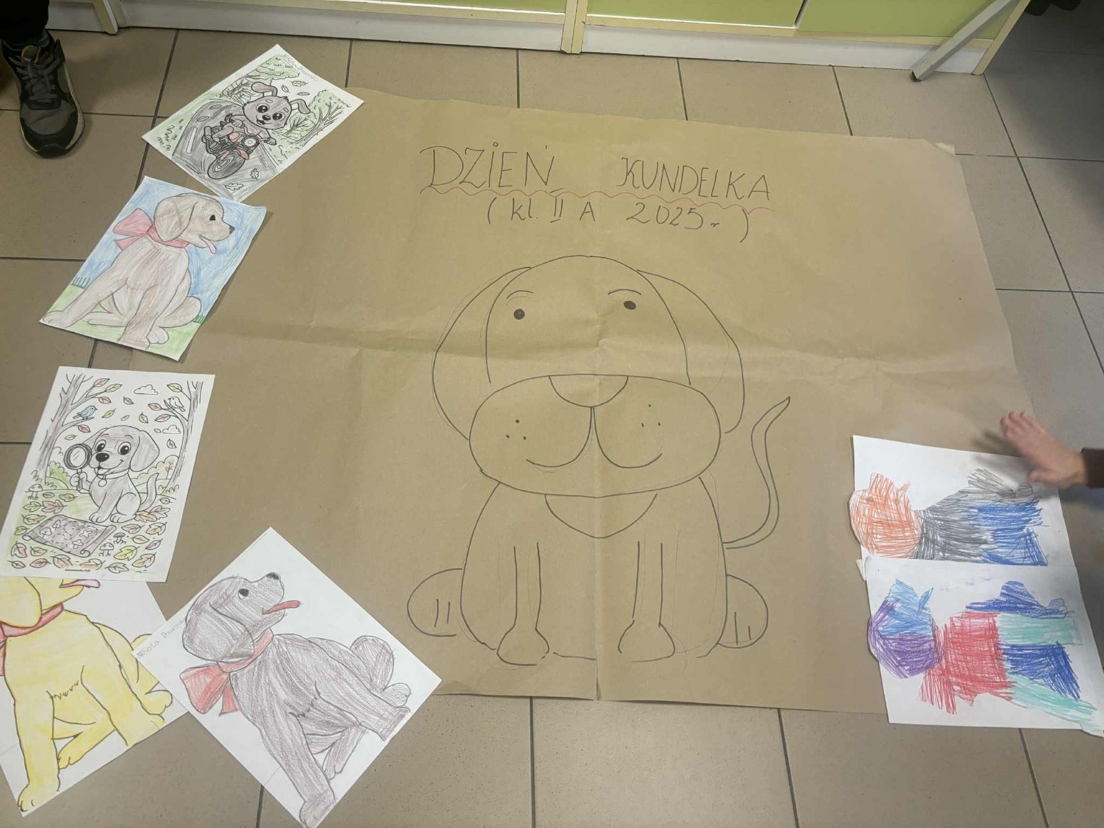Z okazji Dnia Kundelka w naszej placówce odbyła się zbiórka karmy dla potrzebujących czworonogów. Dzięki ogromnemu zaangażowaniu dzieci i wsparciu rodziców udało się zebrać imponującą ilość darów, które trafiły do pobliskiego schroniska.

Z tej okazji dzieci z wielkim entuzjazmem przygotowały również piękne prace plastyczne inspirowane psimi przyjaciółmi. Ich wystawa ozdobiła sale i korytarze, wprowadzając wszystkich w radosny, psi klimat.

Serdecznie dziękujemy wszystkim darczyńcom za otwarte serca, życzliwość i wspólne świętowanie tego wyjątkowego dnia.
