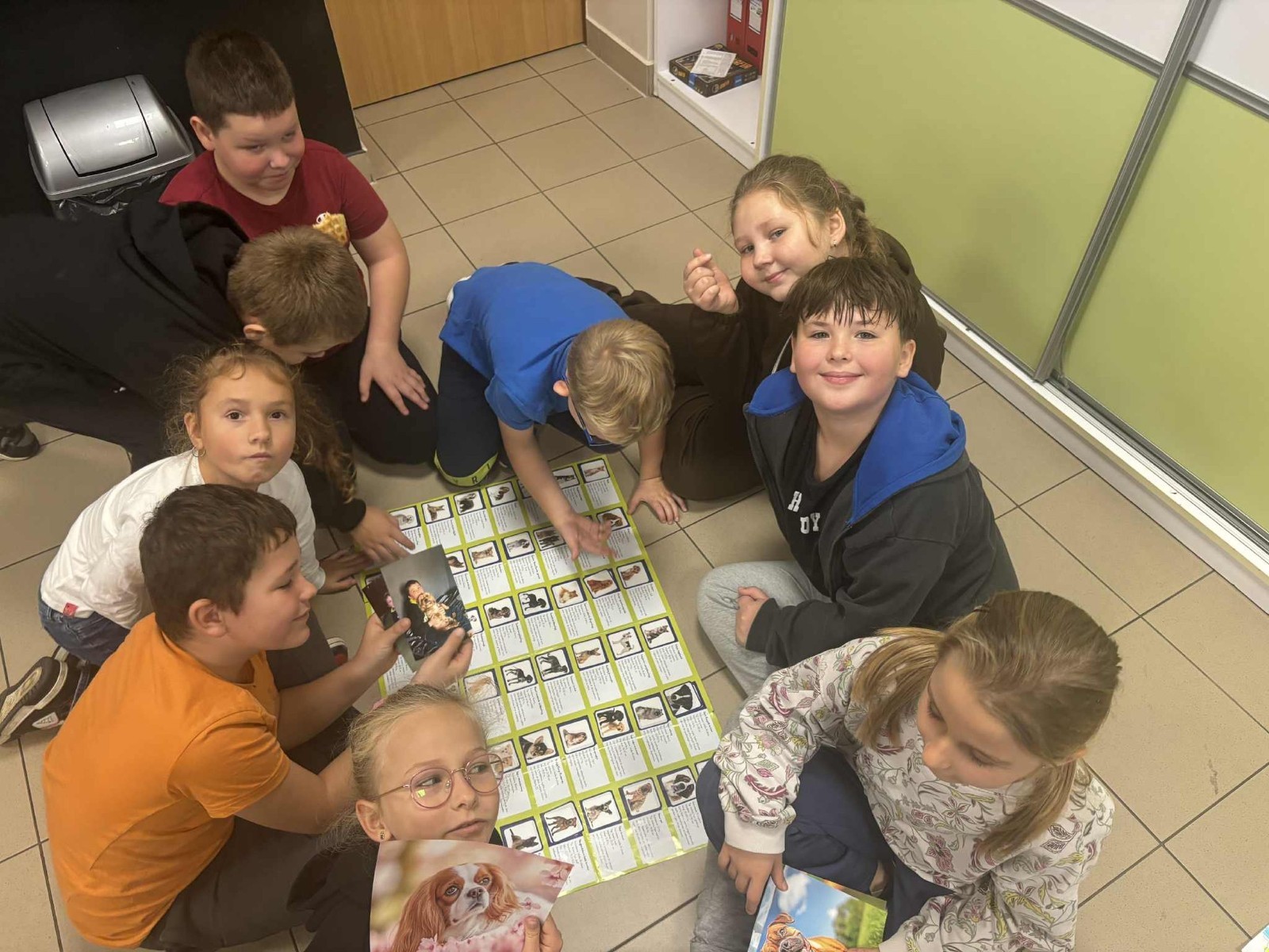 Z okazji Dnia Kundelka w naszej placówce odbyła się zbiórka karmy dla potrzebujących czworonogów. Dzięki ogromnemu zaangażowaniu dzieci i wsparciu rodziców udało się zebrać imponującą ilość darów, które trafiły do pobliskiego schroniska.

Z tej okazji dzieci z wielkim entuzjazmem przygotowały również piękne prace plastyczne inspirowane psimi przyjaciółmi. Ich wystawa ozdobiła sale i korytarze, wprowadzając wszystkich w radosny, psi klimat.

Serdecznie dziękujemy wszystkim darczyńcom za otwarte serca, życzliwość i wspólne świętowanie tego wyjątkowego dnia.