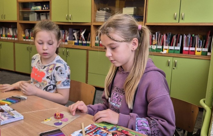 Z okazji Dnia Kundelka w naszej placówce odbyła się zbiórka karmy dla potrzebujących czworonogów. Dzięki ogromnemu zaangażowaniu dzieci i wsparciu rodziców udało się zebrać imponującą ilość darów, które trafiły do pobliskiego schroniska.

Z tej okazji dzieci z wielkim entuzjazmem przygotowały również piękne prace plastyczne inspirowane psimi przyjaciółmi. Ich wystawa ozdobiła sale i korytarze, wprowadzając wszystkich w radosny, psi klimat.

Serdecznie dziękujemy wszystkim darczyńcom za otwarte serca, życzliwość i wspólne świętowanie tego wyjątkowego dnia.