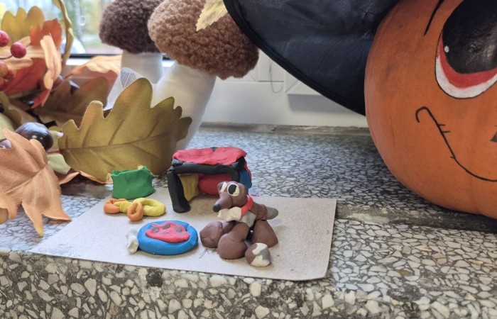 Z okazji Dnia Kundelka w naszej placówce odbyła się zbiórka karmy dla potrzebujących czworonogów. Dzięki ogromnemu zaangażowaniu dzieci i wsparciu rodziców udało się zebrać imponującą ilość darów, które trafiły do pobliskiego schroniska.

Z tej okazji dzieci z wielkim entuzjazmem przygotowały również piękne prace plastyczne inspirowane psimi przyjaciółmi. Ich wystawa ozdobiła sale i korytarze, wprowadzając wszystkich w radosny, psi klimat.

Serdecznie dziękujemy wszystkim darczyńcom za otwarte serca, życzliwość i wspólne świętowanie tego wyjątkowego dnia.