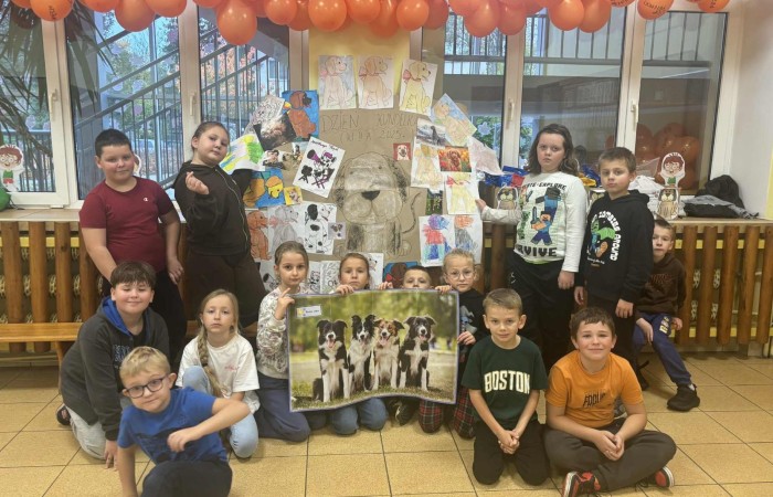 Z okazji Dnia Kundelka w naszej placówce odbyła się zbiórka karmy dla potrzebujących czworonogów. Dzięki ogromnemu zaangażowaniu dzieci i wsparciu rodziców udało się zebrać imponującą ilość darów, które trafiły do pobliskiego schroniska.

Z tej okazji dzieci z wielkim entuzjazmem przygotowały również piękne prace plastyczne inspirowane psimi przyjaciółmi. Ich wystawa ozdobiła sale i korytarze, wprowadzając wszystkich w radosny, psi klimat.

Serdecznie dziękujemy wszystkim darczyńcom za otwarte serca, życzliwość i wspólne świętowanie tego wyjątkowego dnia.