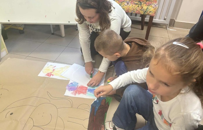 Z okazji Dnia Kundelka w naszej placówce odbyła się zbiórka karmy dla potrzebujących czworonogów. Dzięki ogromnemu zaangażowaniu dzieci i wsparciu rodziców udało się zebrać imponującą ilość darów, które trafiły do pobliskiego schroniska.

Z tej okazji dzieci z wielkim entuzjazmem przygotowały również piękne prace plastyczne inspirowane psimi przyjaciółmi. Ich wystawa ozdobiła sale i korytarze, wprowadzając wszystkich w radosny, psi klimat.

Serdecznie dziękujemy wszystkim darczyńcom za otwarte serca, życzliwość i wspólne świętowanie tego wyjątkowego dnia.