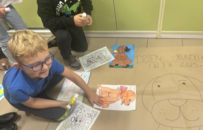 Z okazji Dnia Kundelka w naszej placówce odbyła się zbiórka karmy dla potrzebujących czworonogów. Dzięki ogromnemu zaangażowaniu dzieci i wsparciu rodziców udało się zebrać imponującą ilość darów, które trafiły do pobliskiego schroniska.

Z tej okazji dzieci z wielkim entuzjazmem przygotowały również piękne prace plastyczne inspirowane psimi przyjaciółmi. Ich wystawa ozdobiła sale i korytarze, wprowadzając wszystkich w radosny, psi klimat.

Serdecznie dziękujemy wszystkim darczyńcom za otwarte serca, życzliwość i wspólne świętowanie tego wyjątkowego dnia.
