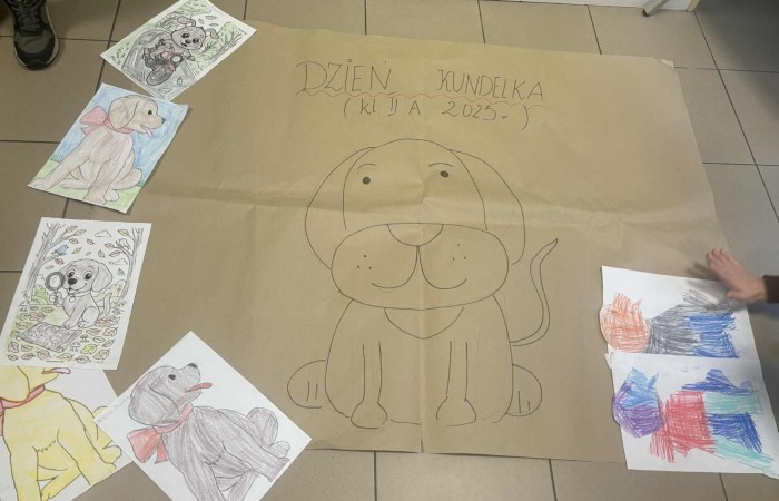 Z okazji Dnia Kundelka w naszej placówce odbyła się zbiórka karmy dla potrzebujących czworonogów. Dzięki ogromnemu zaangażowaniu dzieci i wsparciu rodziców udało się zebrać imponującą ilość darów, które trafiły do pobliskiego schroniska.

Z tej okazji dzieci z wielkim entuzjazmem przygotowały również piękne prace plastyczne inspirowane psimi przyjaciółmi. Ich wystawa ozdobiła sale i korytarze, wprowadzając wszystkich w radosny, psi klimat.

Serdecznie dziękujemy wszystkim darczyńcom za otwarte serca, życzliwość i wspólne świętowanie tego wyjątkowego dnia.
