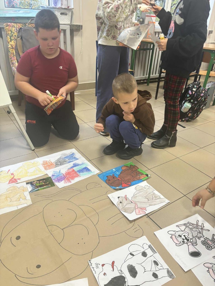 Z okazji Dnia Kundelka w naszej placówce odbyła się zbiórka karmy dla potrzebujących czworonogów. Dzięki ogromnemu zaangażowaniu dzieci i wsparciu rodziców udało się zebrać imponującą ilość darów, które trafiły do pobliskiego schroniska.

Z tej okazji dzieci z wielkim entuzjazmem przygotowały również piękne prace plastyczne inspirowane psimi przyjaciółmi. Ich wystawa ozdobiła sale i korytarze, wprowadzając wszystkich w radosny, psi klimat.

Serdecznie dziękujemy wszystkim darczyńcom za otwarte serca, życzliwość i wspólne świętowanie tego wyjątkowego dnia.