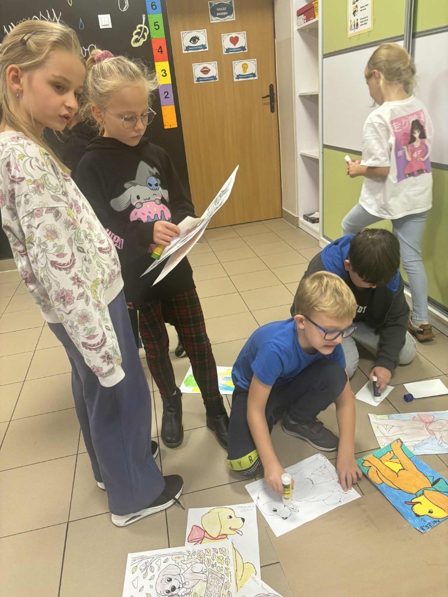 Z okazji Dnia Kundelka w naszej placówce odbyła się zbiórka karmy dla potrzebujących czworonogów. Dzięki ogromnemu zaangażowaniu dzieci i wsparciu rodziców udało się zebrać imponującą ilość darów, które trafiły do pobliskiego schroniska.

Z tej okazji dzieci z wielkim entuzjazmem przygotowały również piękne prace plastyczne inspirowane psimi przyjaciółmi. Ich wystawa ozdobiła sale i korytarze, wprowadzając wszystkich w radosny, psi klimat.

Serdecznie dziękujemy wszystkim darczyńcom za otwarte serca, życzliwość i wspólne świętowanie tego wyjątkowego dnia.