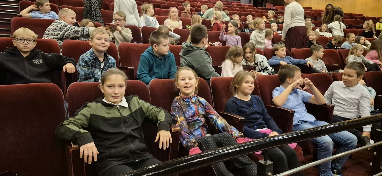 Uczniowie klas trzecich mieli dziś okazję uczestniczyć w wyjątkowym wydarzeniu artystycznym – odwiedzili Teatr im. Aleksandra Sewruka w Elblągu, gdzie obejrzeli spektakl „Dzieci z Bullerbyn”, przygotowany na podstawie uwielbianej przez kolejne pokolenia książki Astrid Lindgren.

Przedstawienie okazało się prawdziwą ucztą teatralną zarówno dla młodych widzów, jak i towarzyszących im nauczycieli. Twórcy spektaklu zadbali o to, by każda scena tętniła energią i kolorami. Na scenie pojawiło się wiele zabawnych historii i wzruszających momentów, które doskonale oddawały klimat klasycznej opowieści o przygodach dzieci z małej, szwedzkiej wioski.

W pamięci uczniów szczególnie zapisał się dynamiczny, pełen pozytywnej energii utwór muzyczny towarzyszący bohaterkom podczas powrotu z zakupów. Jego rytmiczna melodia wywołała szerokie uśmiechy na widowni i – jak przewidujemy – już wkrótce może stać się nieoficjalnym hitem szkolnych przerw.

Wizyta w teatrze była nie tylko okazją do świetnej zabawy, lecz także szansą na kontakt z kulturą w jej najpiękniejszym wydaniu. Uczniowie mogli zobaczyć, jak niezwykła potrafi być magia sceny i jak wiele emocji może przynieść profesjonalnie przygotowany spektakl. Dzisiejszy dzień z pewnością na długo pozostanie w pamięci naszych uczniów jako inspirujące spotkanie ze sztuką.