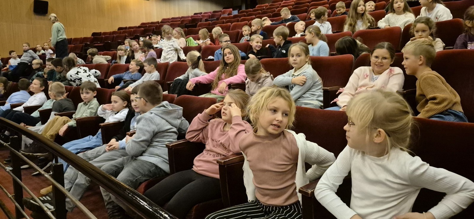 Uczniowie klas trzecich mieli dziś okazję uczestniczyć w wyjątkowym wydarzeniu artystycznym – odwiedzili Teatr im. Aleksandra Sewruka w Elblągu, gdzie obejrzeli spektakl „Dzieci z Bullerbyn”, przygotowany na podstawie uwielbianej przez kolejne pokolenia książki Astrid Lindgren.

Przedstawienie okazało się prawdziwą ucztą teatralną zarówno dla młodych widzów, jak i towarzyszących im nauczycieli. Twórcy spektaklu zadbali o to, by każda scena tętniła energią i kolorami. Na scenie pojawiło się wiele zabawnych historii i wzruszających momentów, które doskonale oddawały klimat klasycznej opowieści o przygodach dzieci z małej, szwedzkiej wioski.

W pamięci uczniów szczególnie zapisał się dynamiczny, pełen pozytywnej energii utwór muzyczny towarzyszący bohaterkom podczas powrotu z zakupów. Jego rytmiczna melodia wywołała szerokie uśmiechy na widowni i – jak przewidujemy – już wkrótce może stać się nieoficjalnym hitem szkolnych przerw.

Wizyta w teatrze była nie tylko okazją do świetnej zabawy, lecz także szansą na kontakt z kulturą w jej najpiękniejszym wydaniu. Uczniowie mogli zobaczyć, jak niezwykła potrafi być magia sceny i jak wiele emocji może przynieść profesjonalnie przygotowany spektakl. Dzisiejszy dzień z pewnością na długo pozostanie w pamięci naszych uczniów jako inspirujące spotkanie ze sztuką.