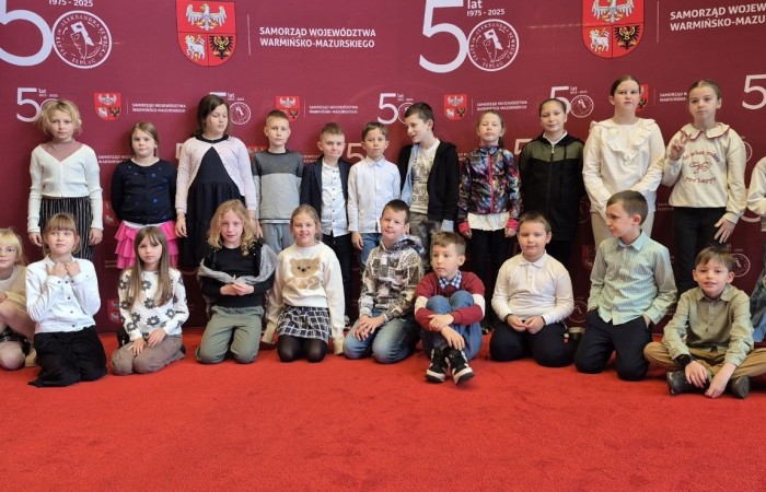 Uczniowie klas trzecich mieli dziś okazję uczestniczyć w wyjątkowym wydarzeniu artystycznym – odwiedzili Teatr im. Aleksandra Sewruka w Elblągu, gdzie obejrzeli spektakl „Dzieci z Bullerbyn”, przygotowany na podstawie uwielbianej przez kolejne pokolenia książki Astrid Lindgren.

Przedstawienie okazało się prawdziwą ucztą teatralną zarówno dla młodych widzów, jak i towarzyszących im nauczycieli. Twórcy spektaklu zadbali o to, by każda scena tętniła energią i kolorami. Na scenie pojawiło się wiele zabawnych historii i wzruszających momentów, które doskonale oddawały klimat klasycznej opowieści o przygodach dzieci z małej, szwedzkiej wioski.

W pamięci uczniów szczególnie zapisał się dynamiczny, pełen pozytywnej energii utwór muzyczny towarzyszący bohaterkom podczas powrotu z zakupów. Jego rytmiczna melodia wywołała szerokie uśmiechy na widowni i – jak przewidujemy – już wkrótce może stać się nieoficjalnym hitem szkolnych przerw.

Wizyta w teatrze była nie tylko okazją do świetnej zabawy, lecz także szansą na kontakt z kulturą w jej najpiękniejszym wydaniu. Uczniowie mogli zobaczyć, jak niezwykła potrafi być magia sceny i jak wiele emocji może przynieść profesjonalnie przygotowany spektakl. Dzisiejszy dzień z pewnością na długo pozostanie w pamięci naszych uczniów jako inspirujące spotkanie ze sztuką.