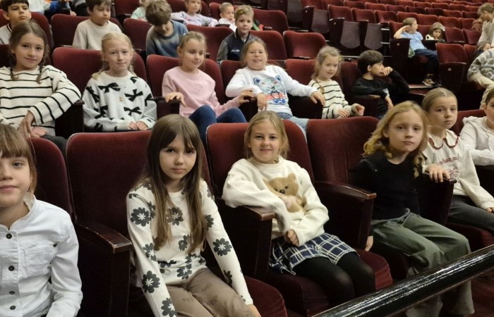 Uczniowie klas trzecich mieli dziś okazję uczestniczyć w wyjątkowym wydarzeniu artystycznym – odwiedzili Teatr im. Aleksandra Sewruka w Elblągu, gdzie obejrzeli spektakl „Dzieci z Bullerbyn”, przygotowany na podstawie uwielbianej przez kolejne pokolenia książki Astrid Lindgren.

Przedstawienie okazało się prawdziwą ucztą teatralną zarówno dla młodych widzów, jak i towarzyszących im nauczycieli. Twórcy spektaklu zadbali o to, by każda scena tętniła energią i kolorami. Na scenie pojawiło się wiele zabawnych historii i wzruszających momentów, które doskonale oddawały klimat klasycznej opowieści o przygodach dzieci z małej, szwedzkiej wioski.

W pamięci uczniów szczególnie zapisał się dynamiczny, pełen pozytywnej energii utwór muzyczny towarzyszący bohaterkom podczas powrotu z zakupów. Jego rytmiczna melodia wywołała szerokie uśmiechy na widowni i – jak przewidujemy – już wkrótce może stać się nieoficjalnym hitem szkolnych przerw.

Wizyta w teatrze była nie tylko okazją do świetnej zabawy, lecz także szansą na kontakt z kulturą w jej najpiękniejszym wydaniu. Uczniowie mogli zobaczyć, jak niezwykła potrafi być magia sceny i jak wiele emocji może przynieść profesjonalnie przygotowany spektakl. Dzisiejszy dzień z pewnością na długo pozostanie w pamięci naszych uczniów jako inspirujące spotkanie ze sztuką.