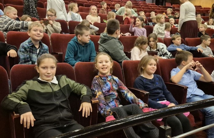 Uczniowie klas trzecich mieli dziś okazję uczestniczyć w wyjątkowym wydarzeniu artystycznym – odwiedzili Teatr im. Aleksandra Sewruka w Elblągu, gdzie obejrzeli spektakl „Dzieci z Bullerbyn”, przygotowany na podstawie uwielbianej przez kolejne pokolenia książki Astrid Lindgren.

Przedstawienie okazało się prawdziwą ucztą teatralną zarówno dla młodych widzów, jak i towarzyszących im nauczycieli. Twórcy spektaklu zadbali o to, by każda scena tętniła energią i kolorami. Na scenie pojawiło się wiele zabawnych historii i wzruszających momentów, które doskonale oddawały klimat klasycznej opowieści o przygodach dzieci z małej, szwedzkiej wioski.

W pamięci uczniów szczególnie zapisał się dynamiczny, pełen pozytywnej energii utwór muzyczny towarzyszący bohaterkom podczas powrotu z zakupów. Jego rytmiczna melodia wywołała szerokie uśmiechy na widowni i – jak przewidujemy – już wkrótce może stać się nieoficjalnym hitem szkolnych przerw.

Wizyta w teatrze była nie tylko okazją do świetnej zabawy, lecz także szansą na kontakt z kulturą w jej najpiękniejszym wydaniu. Uczniowie mogli zobaczyć, jak niezwykła potrafi być magia sceny i jak wiele emocji może przynieść profesjonalnie przygotowany spektakl. Dzisiejszy dzień z pewnością na długo pozostanie w pamięci naszych uczniów jako inspirujące spotkanie ze sztuką.