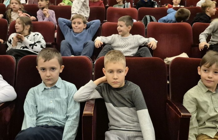 Uczniowie klas trzecich mieli dziś okazję uczestniczyć w wyjątkowym wydarzeniu artystycznym – odwiedzili Teatr im. Aleksandra Sewruka w Elblągu, gdzie obejrzeli spektakl „Dzieci z Bullerbyn”, przygotowany na podstawie uwielbianej przez kolejne pokolenia książki Astrid Lindgren.

Przedstawienie okazało się prawdziwą ucztą teatralną zarówno dla młodych widzów, jak i towarzyszących im nauczycieli. Twórcy spektaklu zadbali o to, by każda scena tętniła energią i kolorami. Na scenie pojawiło się wiele zabawnych historii i wzruszających momentów, które doskonale oddawały klimat klasycznej opowieści o przygodach dzieci z małej, szwedzkiej wioski.

W pamięci uczniów szczególnie zapisał się dynamiczny, pełen pozytywnej energii utwór muzyczny towarzyszący bohaterkom podczas powrotu z zakupów. Jego rytmiczna melodia wywołała szerokie uśmiechy na widowni i – jak przewidujemy – już wkrótce może stać się nieoficjalnym hitem szkolnych przerw.

Wizyta w teatrze była nie tylko okazją do świetnej zabawy, lecz także szansą na kontakt z kulturą w jej najpiękniejszym wydaniu. Uczniowie mogli zobaczyć, jak niezwykła potrafi być magia sceny i jak wiele emocji może przynieść profesjonalnie przygotowany spektakl. Dzisiejszy dzień z pewnością na długo pozostanie w pamięci naszych uczniów jako inspirujące spotkanie ze sztuką.