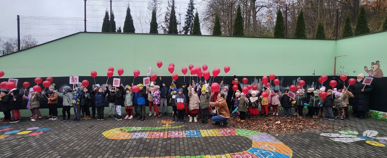 W środę 17.11.2025 nasza szkoła zorganizowała wyjątkowe wydarzenie, które było zaczątkiem podsumowania kampanii „Dzieciństwo bez Przemocy”. Dzień rozpoczął się od radosnego marszu, w którym dzieci grup przedszkolnych z wychowawczyniami oraz uczniowie wraz z nauczycielami przeszli ulicami naszego miasta. Podczas tego wydarzenia dzieci rozdawały mieszkańcom kolorowe maskotki, promując ideę bezpiecznego i szczęśliwego dzieciństwa.
Ważnym punktem dnia było spotkanie w Urzędzie Miasta z panią burmistrz, która serdecznie przyjęła naszych reprezentantów. Rozmowy dotyczyły dalszych działań na rzecz dzieci oraz wspierania inicjatyw mających na celu eliminację przemocy wśród najmłodszych.