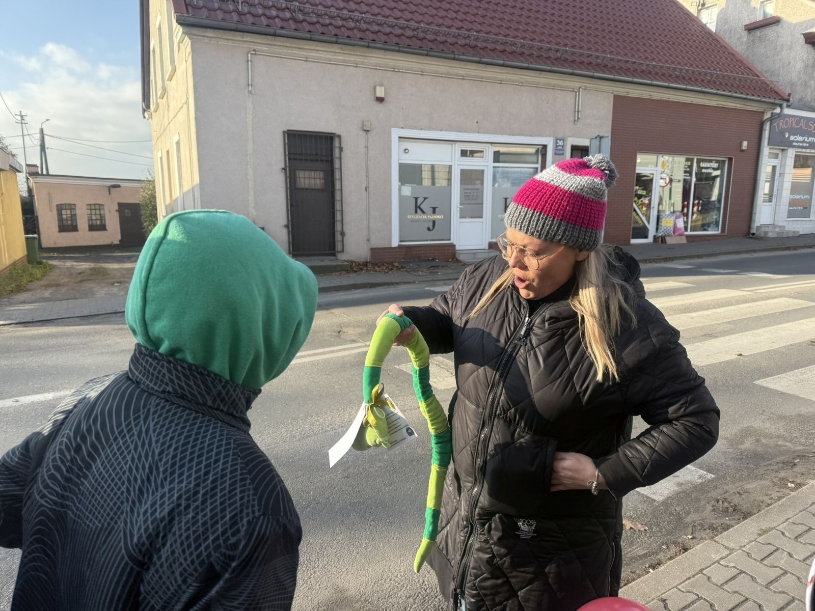 W środę 17.11.2025 nasza szkoła zorganizowała wyjątkowe wydarzenie, które było zaczątkiem podsumowania kampanii „Dzieciństwo bez Przemocy”. Dzień rozpoczął się od radosnego marszu, w którym dzieci grup przedszkolnych z wychowawczyniami oraz uczniowie wraz z nauczycielami przeszli ulicami naszego miasta. Podczas tego wydarzenia dzieci rozdawały mieszkańcom kolorowe maskotki, promując ideę bezpiecznego i szczęśliwego dzieciństwa.
Ważnym punktem dnia było spotkanie w Urzędzie Miasta z panią burmistrz, która serdecznie przyjęła naszych reprezentantów. Rozmowy dotyczyły dalszych działań na rzecz dzieci oraz wspierania inicjatyw mających na celu eliminację przemocy wśród najmłodszych.