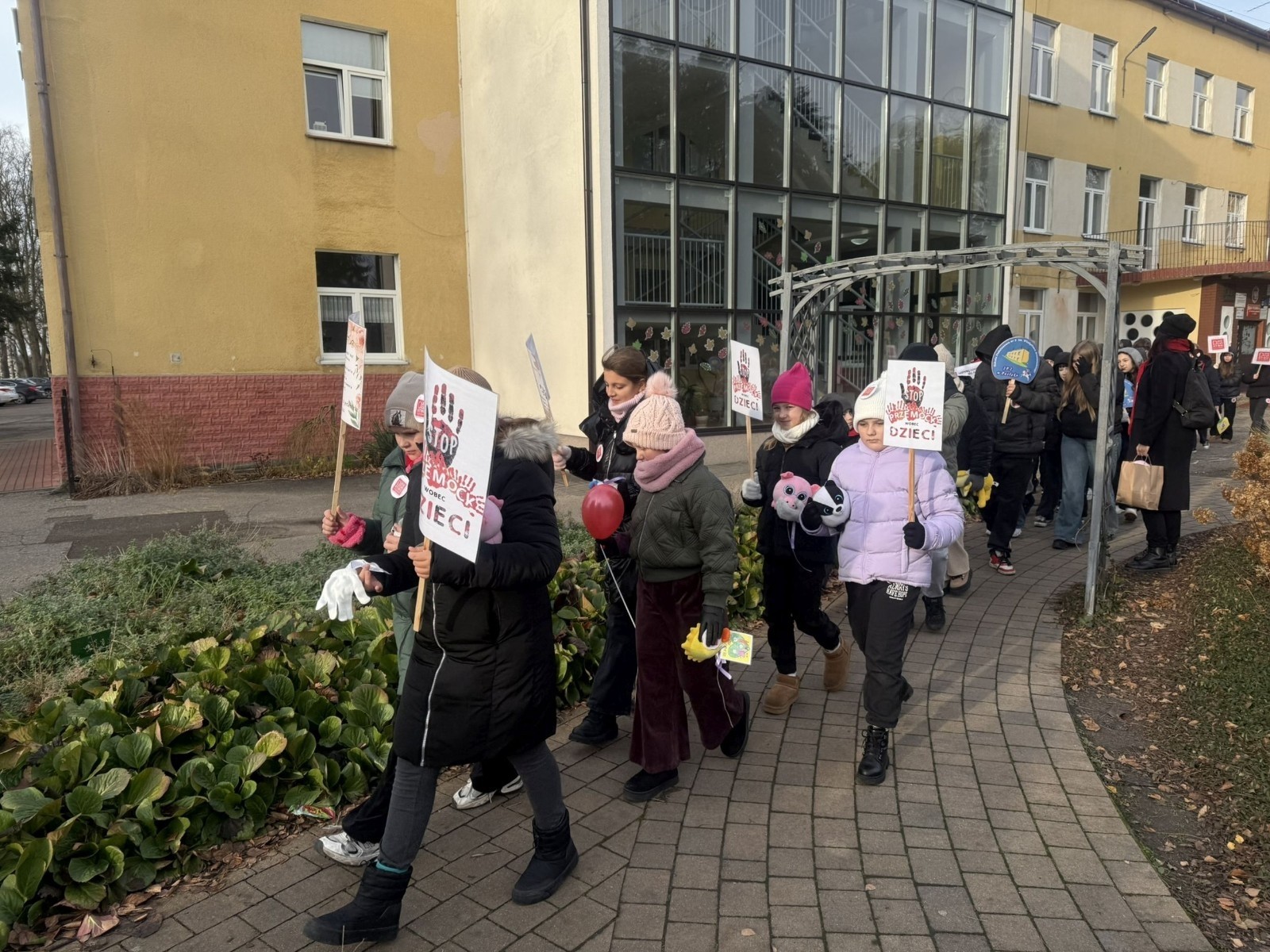 W środę 17.11.2025 nasza szkoła zorganizowała wyjątkowe wydarzenie, które było zaczątkiem podsumowania kampanii „Dzieciństwo bez Przemocy”. Dzień rozpoczął się od radosnego marszu, w którym dzieci grup przedszkolnych z wychowawczyniami oraz uczniowie wraz z nauczycielami przeszli ulicami naszego miasta. Podczas tego wydarzenia dzieci rozdawały mieszkańcom kolorowe maskotki, promując ideę bezpiecznego i szczęśliwego dzieciństwa.
Ważnym punktem dnia było spotkanie w Urzędzie Miasta z panią burmistrz, która serdecznie przyjęła naszych reprezentantów. Rozmowy dotyczyły dalszych działań na rzecz dzieci oraz wspierania inicjatyw mających na celu eliminację przemocy wśród najmłodszych.