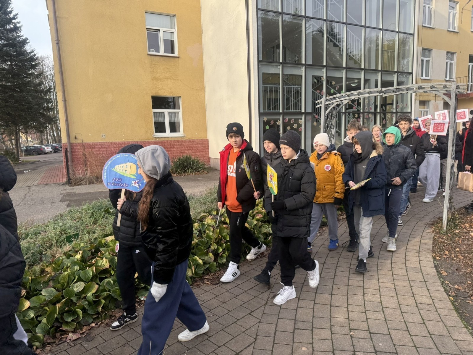 W środę 17.11.2025 nasza szkoła zorganizowała wyjątkowe wydarzenie, które było zaczątkiem podsumowania kampanii „Dzieciństwo bez Przemocy”. Dzień rozpoczął się od radosnego marszu, w którym dzieci grup przedszkolnych z wychowawczyniami oraz uczniowie wraz z nauczycielami przeszli ulicami naszego miasta. Podczas tego wydarzenia dzieci rozdawały mieszkańcom kolorowe maskotki, promując ideę bezpiecznego i szczęśliwego dzieciństwa.
Ważnym punktem dnia było spotkanie w Urzędzie Miasta z panią burmistrz, która serdecznie przyjęła naszych reprezentantów. Rozmowy dotyczyły dalszych działań na rzecz dzieci oraz wspierania inicjatyw mających na celu eliminację przemocy wśród najmłodszych.