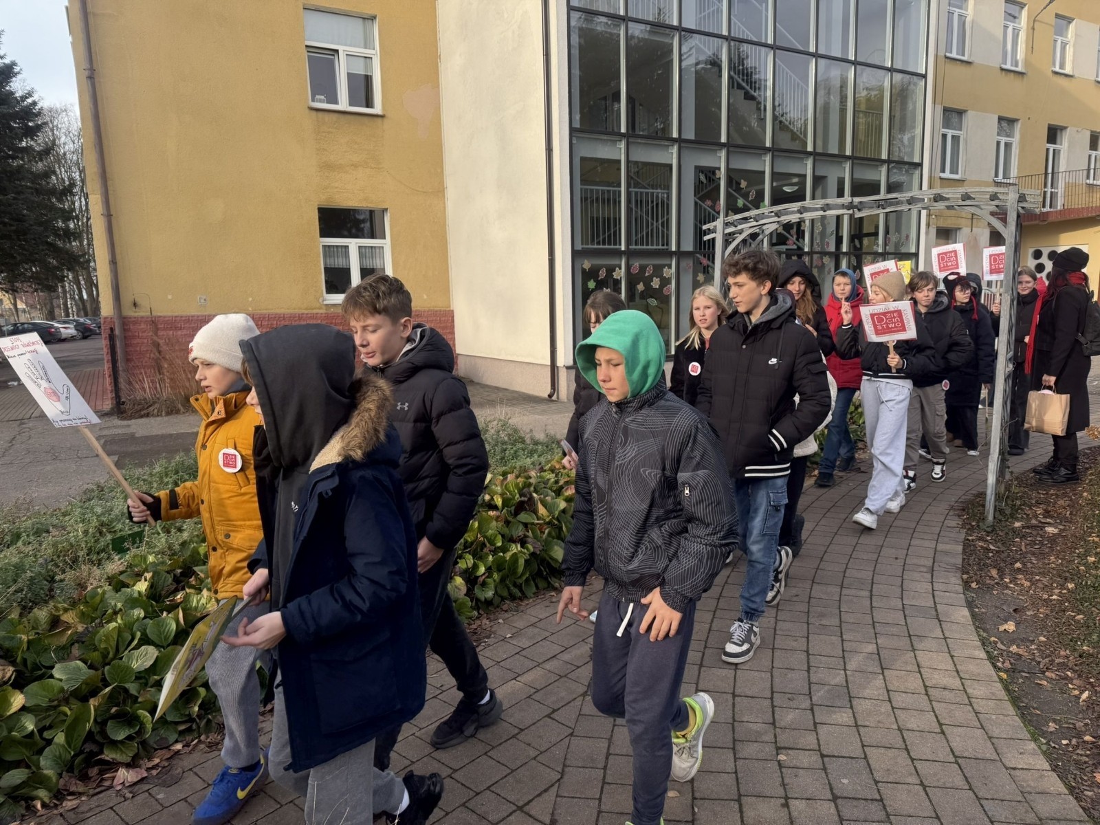W środę 17.11.2025 nasza szkoła zorganizowała wyjątkowe wydarzenie, które było zaczątkiem podsumowania kampanii „Dzieciństwo bez Przemocy”. Dzień rozpoczął się od radosnego marszu, w którym dzieci grup przedszkolnych z wychowawczyniami oraz uczniowie wraz z nauczycielami przeszli ulicami naszego miasta. Podczas tego wydarzenia dzieci rozdawały mieszkańcom kolorowe maskotki, promując ideę bezpiecznego i szczęśliwego dzieciństwa.
Ważnym punktem dnia było spotkanie w Urzędzie Miasta z panią burmistrz, która serdecznie przyjęła naszych reprezentantów. Rozmowy dotyczyły dalszych działań na rzecz dzieci oraz wspierania inicjatyw mających na celu eliminację przemocy wśród najmłodszych.