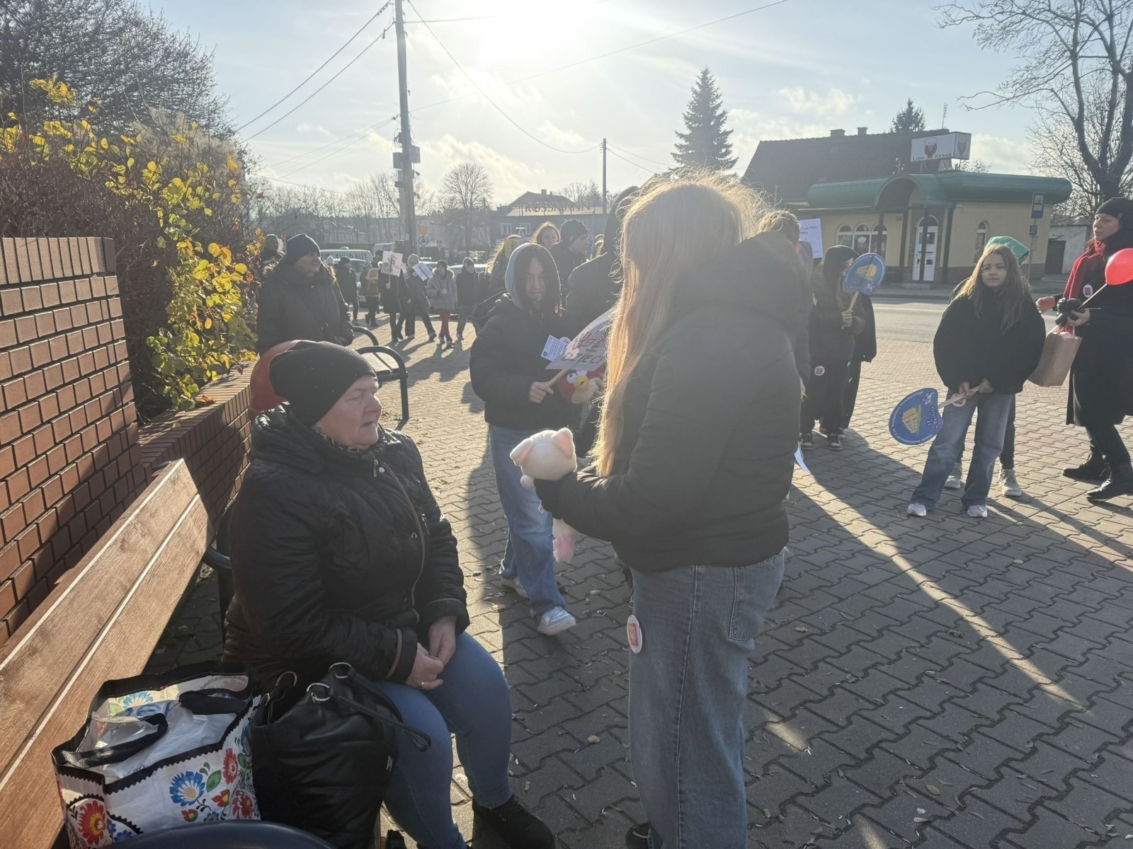 W środę 17.11.2025 nasza szkoła zorganizowała wyjątkowe wydarzenie, które było zaczątkiem podsumowania kampanii „Dzieciństwo bez Przemocy”. Dzień rozpoczął się od radosnego marszu, w którym dzieci grup przedszkolnych z wychowawczyniami oraz uczniowie wraz z nauczycielami przeszli ulicami naszego miasta. Podczas tego wydarzenia dzieci rozdawały mieszkańcom kolorowe maskotki, promując ideę bezpiecznego i szczęśliwego dzieciństwa.
Ważnym punktem dnia było spotkanie w Urzędzie Miasta z panią burmistrz, która serdecznie przyjęła naszych reprezentantów. Rozmowy dotyczyły dalszych działań na rzecz dzieci oraz wspierania inicjatyw mających na celu eliminację przemocy wśród najmłodszych.