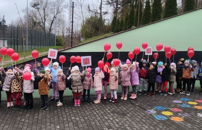 W środę 17.11.2025 nasza szkoła zorganizowała wyjątkowe wydarzenie, które było zaczątkiem podsumowania kampanii „Dzieciństwo bez Przemocy”. Dzień rozpoczął się od radosnego marszu, w którym dzieci grup przedszkolnych z wychowawczyniami oraz uczniowie wraz z nauczycielami przeszli ulicami naszego miasta. Podczas tego wydarzenia dzieci rozdawały mieszkańcom kolorowe maskotki, promując ideę bezpiecznego i szczęśliwego dzieciństwa.
Ważnym punktem dnia było spotkanie w Urzędzie Miasta z panią burmistrz, która serdecznie przyjęła naszych reprezentantów. Rozmowy dotyczyły dalszych działań na rzecz dzieci oraz wspierania inicjatyw mających na celu eliminację przemocy wśród najmłodszych.