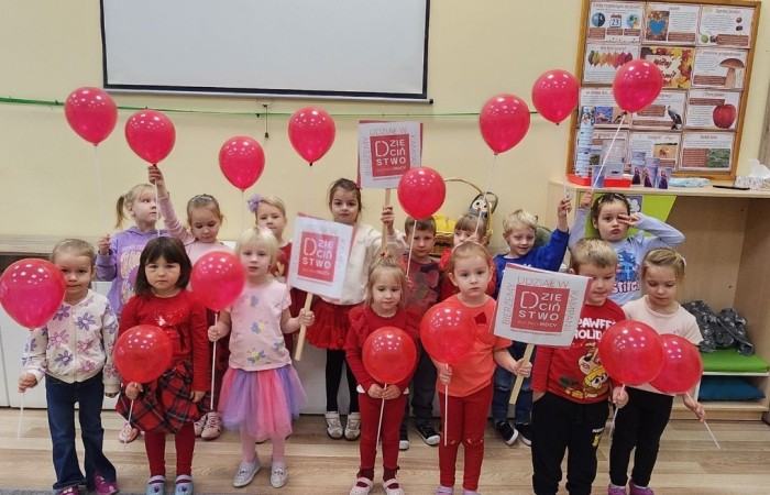 W środę 17.11.2025 nasza szkoła zorganizowała wyjątkowe wydarzenie, które było zaczątkiem podsumowania kampanii „Dzieciństwo bez Przemocy”. Dzień rozpoczął się od radosnego marszu, w którym dzieci grup przedszkolnych z wychowawczyniami oraz uczniowie wraz z nauczycielami przeszli ulicami naszego miasta. Podczas tego wydarzenia dzieci rozdawały mieszkańcom kolorowe maskotki, promując ideę bezpiecznego i szczęśliwego dzieciństwa.
Ważnym punktem dnia było spotkanie w Urzędzie Miasta z panią burmistrz, która serdecznie przyjęła naszych reprezentantów. Rozmowy dotyczyły dalszych działań na rzecz dzieci oraz wspierania inicjatyw mających na celu eliminację przemocy wśród najmłodszych.