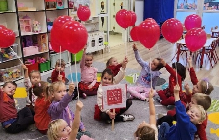 W środę 17.11.2025 nasza szkoła zorganizowała wyjątkowe wydarzenie, które było zaczątkiem podsumowania kampanii „Dzieciństwo bez Przemocy”. Dzień rozpoczął się od radosnego marszu, w którym dzieci grup przedszkolnych z wychowawczyniami oraz uczniowie wraz z nauczycielami przeszli ulicami naszego miasta. Podczas tego wydarzenia dzieci rozdawały mieszkańcom kolorowe maskotki, promując ideę bezpiecznego i szczęśliwego dzieciństwa.
Ważnym punktem dnia było spotkanie w Urzędzie Miasta z panią burmistrz, która serdecznie przyjęła naszych reprezentantów. Rozmowy dotyczyły dalszych działań na rzecz dzieci oraz wspierania inicjatyw mających na celu eliminację przemocy wśród najmłodszych.