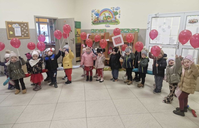 W środę 17.11.2025 nasza szkoła zorganizowała wyjątkowe wydarzenie, które było zaczątkiem podsumowania kampanii „Dzieciństwo bez Przemocy”. Dzień rozpoczął się od radosnego marszu, w którym dzieci grup przedszkolnych z wychowawczyniami oraz uczniowie wraz z nauczycielami przeszli ulicami naszego miasta. Podczas tego wydarzenia dzieci rozdawały mieszkańcom kolorowe maskotki, promując ideę bezpiecznego i szczęśliwego dzieciństwa.
Ważnym punktem dnia było spotkanie w Urzędzie Miasta z panią burmistrz, która serdecznie przyjęła naszych reprezentantów. Rozmowy dotyczyły dalszych działań na rzecz dzieci oraz wspierania inicjatyw mających na celu eliminację przemocy wśród najmłodszych.