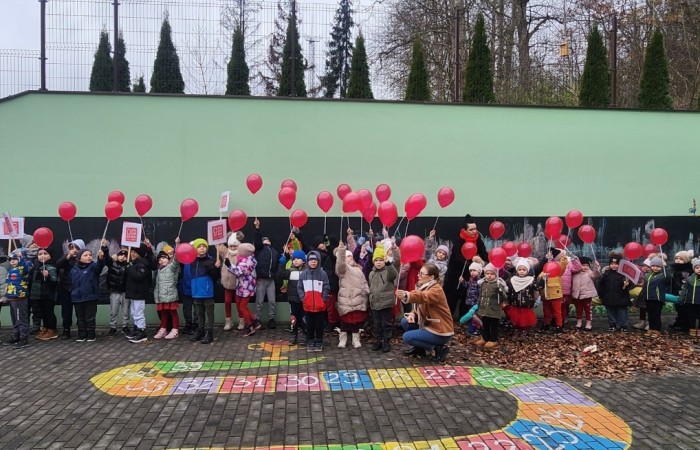W środę 17.11.2025 nasza szkoła zorganizowała wyjątkowe wydarzenie, które było zaczątkiem podsumowania kampanii „Dzieciństwo bez Przemocy”. Dzień rozpoczął się od radosnego marszu, w którym dzieci grup przedszkolnych z wychowawczyniami oraz uczniowie wraz z nauczycielami przeszli ulicami naszego miasta. Podczas tego wydarzenia dzieci rozdawały mieszkańcom kolorowe maskotki, promując ideę bezpiecznego i szczęśliwego dzieciństwa.
Ważnym punktem dnia było spotkanie w Urzędzie Miasta z panią burmistrz, która serdecznie przyjęła naszych reprezentantów. Rozmowy dotyczyły dalszych działań na rzecz dzieci oraz wspierania inicjatyw mających na celu eliminację przemocy wśród najmłodszych.