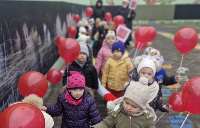 W środę 17.11.2025 nasza szkoła zorganizowała wyjątkowe wydarzenie, które było zaczątkiem podsumowania kampanii „Dzieciństwo bez Przemocy”. Dzień rozpoczął się od radosnego marszu, w którym dzieci grup przedszkolnych z wychowawczyniami oraz uczniowie wraz z nauczycielami przeszli ulicami naszego miasta. Podczas tego wydarzenia dzieci rozdawały mieszkańcom kolorowe maskotki, promując ideę bezpiecznego i szczęśliwego dzieciństwa.
Ważnym punktem dnia było spotkanie w Urzędzie Miasta z panią burmistrz, która serdecznie przyjęła naszych reprezentantów. Rozmowy dotyczyły dalszych działań na rzecz dzieci oraz wspierania inicjatyw mających na celu eliminację przemocy wśród najmłodszych.