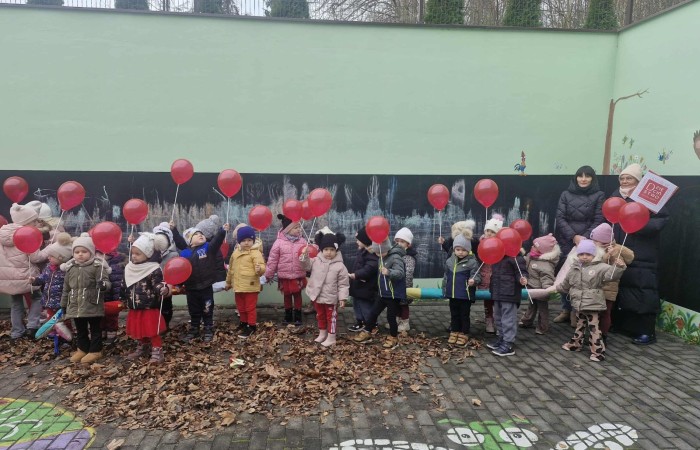 W środę 17.11.2025 nasza szkoła zorganizowała wyjątkowe wydarzenie, które było zaczątkiem podsumowania kampanii „Dzieciństwo bez Przemocy”. Dzień rozpoczął się od radosnego marszu, w którym dzieci grup przedszkolnych z wychowawczyniami oraz uczniowie wraz z nauczycielami przeszli ulicami naszego miasta. Podczas tego wydarzenia dzieci rozdawały mieszkańcom kolorowe maskotki, promując ideę bezpiecznego i szczęśliwego dzieciństwa.
Ważnym punktem dnia było spotkanie w Urzędzie Miasta z panią burmistrz, która serdecznie przyjęła naszych reprezentantów. Rozmowy dotyczyły dalszych działań na rzecz dzieci oraz wspierania inicjatyw mających na celu eliminację przemocy wśród najmłodszych.