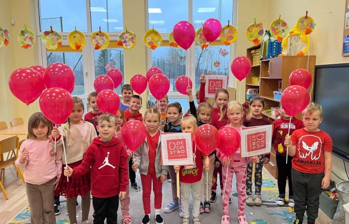 W środę 17.11.2025 nasza szkoła zorganizowała wyjątkowe wydarzenie, które było zaczątkiem podsumowania kampanii „Dzieciństwo bez Przemocy”. Dzień rozpoczął się od radosnego marszu, w którym dzieci grup przedszkolnych z wychowawczyniami oraz uczniowie wraz z nauczycielami przeszli ulicami naszego miasta. Podczas tego wydarzenia dzieci rozdawały mieszkańcom kolorowe maskotki, promując ideę bezpiecznego i szczęśliwego dzieciństwa.
Ważnym punktem dnia było spotkanie w Urzędzie Miasta z panią burmistrz, która serdecznie przyjęła naszych reprezentantów. Rozmowy dotyczyły dalszych działań na rzecz dzieci oraz wspierania inicjatyw mających na celu eliminację przemocy wśród najmłodszych.