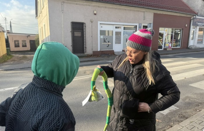 W środę 17.11.2025 nasza szkoła zorganizowała wyjątkowe wydarzenie, które było zaczątkiem podsumowania kampanii „Dzieciństwo bez Przemocy”. Dzień rozpoczął się od radosnego marszu, w którym dzieci grup przedszkolnych z wychowawczyniami oraz uczniowie wraz z nauczycielami przeszli ulicami naszego miasta. Podczas tego wydarzenia dzieci rozdawały mieszkańcom kolorowe maskotki, promując ideę bezpiecznego i szczęśliwego dzieciństwa.
Ważnym punktem dnia było spotkanie w Urzędzie Miasta z panią burmistrz, która serdecznie przyjęła naszych reprezentantów. Rozmowy dotyczyły dalszych działań na rzecz dzieci oraz wspierania inicjatyw mających na celu eliminację przemocy wśród najmłodszych.