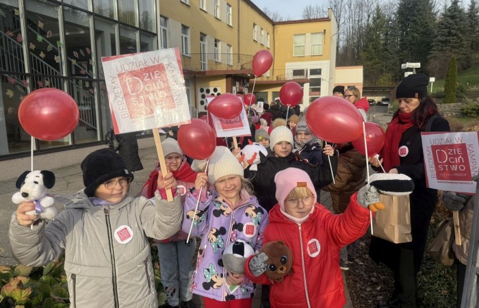 W środę 17.11.2025 nasza szkoła zorganizowała wyjątkowe wydarzenie, które było zaczątkiem podsumowania kampanii „Dzieciństwo bez Przemocy”. Dzień rozpoczął się od radosnego marszu, w którym dzieci grup przedszkolnych z wychowawczyniami oraz uczniowie wraz z nauczycielami przeszli ulicami naszego miasta. Podczas tego wydarzenia dzieci rozdawały mieszkańcom kolorowe maskotki, promując ideę bezpiecznego i szczęśliwego dzieciństwa.
Ważnym punktem dnia było spotkanie w Urzędzie Miasta z panią burmistrz, która serdecznie przyjęła naszych reprezentantów. Rozmowy dotyczyły dalszych działań na rzecz dzieci oraz wspierania inicjatyw mających na celu eliminację przemocy wśród najmłodszych.