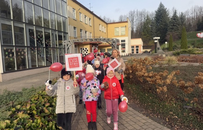 W środę 17.11.2025 nasza szkoła zorganizowała wyjątkowe wydarzenie, które było zaczątkiem podsumowania kampanii „Dzieciństwo bez Przemocy”. Dzień rozpoczął się od radosnego marszu, w którym dzieci grup przedszkolnych z wychowawczyniami oraz uczniowie wraz z nauczycielami przeszli ulicami naszego miasta. Podczas tego wydarzenia dzieci rozdawały mieszkańcom kolorowe maskotki, promując ideę bezpiecznego i szczęśliwego dzieciństwa.
Ważnym punktem dnia było spotkanie w Urzędzie Miasta z panią burmistrz, która serdecznie przyjęła naszych reprezentantów. Rozmowy dotyczyły dalszych działań na rzecz dzieci oraz wspierania inicjatyw mających na celu eliminację przemocy wśród najmłodszych.