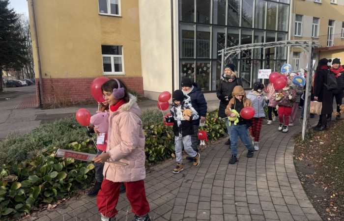 W środę 17.11.2025 nasza szkoła zorganizowała wyjątkowe wydarzenie, które było zaczątkiem podsumowania kampanii „Dzieciństwo bez Przemocy”. Dzień rozpoczął się od radosnego marszu, w którym dzieci grup przedszkolnych z wychowawczyniami oraz uczniowie wraz z nauczycielami przeszli ulicami naszego miasta. Podczas tego wydarzenia dzieci rozdawały mieszkańcom kolorowe maskotki, promując ideę bezpiecznego i szczęśliwego dzieciństwa.
Ważnym punktem dnia było spotkanie w Urzędzie Miasta z panią burmistrz, która serdecznie przyjęła naszych reprezentantów. Rozmowy dotyczyły dalszych działań na rzecz dzieci oraz wspierania inicjatyw mających na celu eliminację przemocy wśród najmłodszych.
