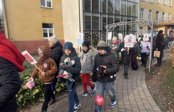W środę 17.11.2025 nasza szkoła zorganizowała wyjątkowe wydarzenie, które było zaczątkiem podsumowania kampanii „Dzieciństwo bez Przemocy”. Dzień rozpoczął się od radosnego marszu, w którym dzieci grup przedszkolnych z wychowawczyniami oraz uczniowie wraz z nauczycielami przeszli ulicami naszego miasta. Podczas tego wydarzenia dzieci rozdawały mieszkańcom kolorowe maskotki, promując ideę bezpiecznego i szczęśliwego dzieciństwa.
Ważnym punktem dnia było spotkanie w Urzędzie Miasta z panią burmistrz, która serdecznie przyjęła naszych reprezentantów. Rozmowy dotyczyły dalszych działań na rzecz dzieci oraz wspierania inicjatyw mających na celu eliminację przemocy wśród najmłodszych.