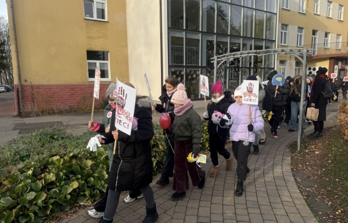 W środę 17.11.2025 nasza szkoła zorganizowała wyjątkowe wydarzenie, które było zaczątkiem podsumowania kampanii „Dzieciństwo bez Przemocy”. Dzień rozpoczął się od radosnego marszu, w którym dzieci grup przedszkolnych z wychowawczyniami oraz uczniowie wraz z nauczycielami przeszli ulicami naszego miasta. Podczas tego wydarzenia dzieci rozdawały mieszkańcom kolorowe maskotki, promując ideę bezpiecznego i szczęśliwego dzieciństwa.
Ważnym punktem dnia było spotkanie w Urzędzie Miasta z panią burmistrz, która serdecznie przyjęła naszych reprezentantów. Rozmowy dotyczyły dalszych działań na rzecz dzieci oraz wspierania inicjatyw mających na celu eliminację przemocy wśród najmłodszych.