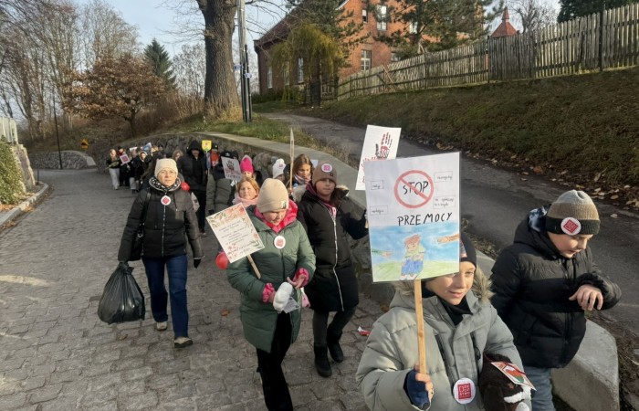 W środę 17.11.2025 nasza szkoła zorganizowała wyjątkowe wydarzenie, które było zaczątkiem podsumowania kampanii „Dzieciństwo bez Przemocy”. Dzień rozpoczął się od radosnego marszu, w którym dzieci grup przedszkolnych z wychowawczyniami oraz uczniowie wraz z nauczycielami przeszli ulicami naszego miasta. Podczas tego wydarzenia dzieci rozdawały mieszkańcom kolorowe maskotki, promując ideę bezpiecznego i szczęśliwego dzieciństwa.
Ważnym punktem dnia było spotkanie w Urzędzie Miasta z panią burmistrz, która serdecznie przyjęła naszych reprezentantów. Rozmowy dotyczyły dalszych działań na rzecz dzieci oraz wspierania inicjatyw mających na celu eliminację przemocy wśród najmłodszych.