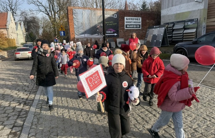 W środę 17.11.2025 nasza szkoła zorganizowała wyjątkowe wydarzenie, które było zaczątkiem podsumowania kampanii „Dzieciństwo bez Przemocy”. Dzień rozpoczął się od radosnego marszu, w którym dzieci grup przedszkolnych z wychowawczyniami oraz uczniowie wraz z nauczycielami przeszli ulicami naszego miasta. Podczas tego wydarzenia dzieci rozdawały mieszkańcom kolorowe maskotki, promując ideę bezpiecznego i szczęśliwego dzieciństwa.
Ważnym punktem dnia było spotkanie w Urzędzie Miasta z panią burmistrz, która serdecznie przyjęła naszych reprezentantów. Rozmowy dotyczyły dalszych działań na rzecz dzieci oraz wspierania inicjatyw mających na celu eliminację przemocy wśród najmłodszych.