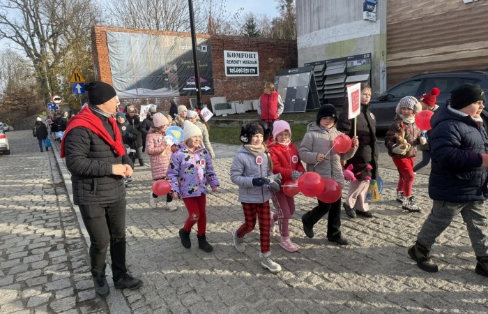 W środę 17.11.2025 nasza szkoła zorganizowała wyjątkowe wydarzenie, które było zaczątkiem podsumowania kampanii „Dzieciństwo bez Przemocy”. Dzień rozpoczął się od radosnego marszu, w którym dzieci grup przedszkolnych z wychowawczyniami oraz uczniowie wraz z nauczycielami przeszli ulicami naszego miasta. Podczas tego wydarzenia dzieci rozdawały mieszkańcom kolorowe maskotki, promując ideę bezpiecznego i szczęśliwego dzieciństwa.
Ważnym punktem dnia było spotkanie w Urzędzie Miasta z panią burmistrz, która serdecznie przyjęła naszych reprezentantów. Rozmowy dotyczyły dalszych działań na rzecz dzieci oraz wspierania inicjatyw mających na celu eliminację przemocy wśród najmłodszych.