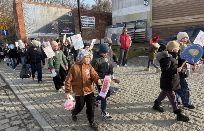 W środę 17.11.2025 nasza szkoła zorganizowała wyjątkowe wydarzenie, które było zaczątkiem podsumowania kampanii „Dzieciństwo bez Przemocy”. Dzień rozpoczął się od radosnego marszu, w którym dzieci grup przedszkolnych z wychowawczyniami oraz uczniowie wraz z nauczycielami przeszli ulicami naszego miasta. Podczas tego wydarzenia dzieci rozdawały mieszkańcom kolorowe maskotki, promując ideę bezpiecznego i szczęśliwego dzieciństwa.
Ważnym punktem dnia było spotkanie w Urzędzie Miasta z panią burmistrz, która serdecznie przyjęła naszych reprezentantów. Rozmowy dotyczyły dalszych działań na rzecz dzieci oraz wspierania inicjatyw mających na celu eliminację przemocy wśród najmłodszych.