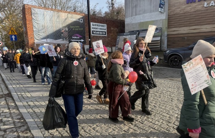 W środę 17.11.2025 nasza szkoła zorganizowała wyjątkowe wydarzenie, które było zaczątkiem podsumowania kampanii „Dzieciństwo bez Przemocy”. Dzień rozpoczął się od radosnego marszu, w którym dzieci grup przedszkolnych z wychowawczyniami oraz uczniowie wraz z nauczycielami przeszli ulicami naszego miasta. Podczas tego wydarzenia dzieci rozdawały mieszkańcom kolorowe maskotki, promując ideę bezpiecznego i szczęśliwego dzieciństwa.
Ważnym punktem dnia było spotkanie w Urzędzie Miasta z panią burmistrz, która serdecznie przyjęła naszych reprezentantów. Rozmowy dotyczyły dalszych działań na rzecz dzieci oraz wspierania inicjatyw mających na celu eliminację przemocy wśród najmłodszych.