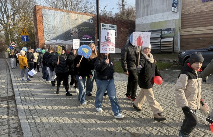 W środę 17.11.2025 nasza szkoła zorganizowała wyjątkowe wydarzenie, które było zaczątkiem podsumowania kampanii „Dzieciństwo bez Przemocy”. Dzień rozpoczął się od radosnego marszu, w którym dzieci grup przedszkolnych z wychowawczyniami oraz uczniowie wraz z nauczycielami przeszli ulicami naszego miasta. Podczas tego wydarzenia dzieci rozdawały mieszkańcom kolorowe maskotki, promując ideę bezpiecznego i szczęśliwego dzieciństwa.
Ważnym punktem dnia było spotkanie w Urzędzie Miasta z panią burmistrz, która serdecznie przyjęła naszych reprezentantów. Rozmowy dotyczyły dalszych działań na rzecz dzieci oraz wspierania inicjatyw mających na celu eliminację przemocy wśród najmłodszych.